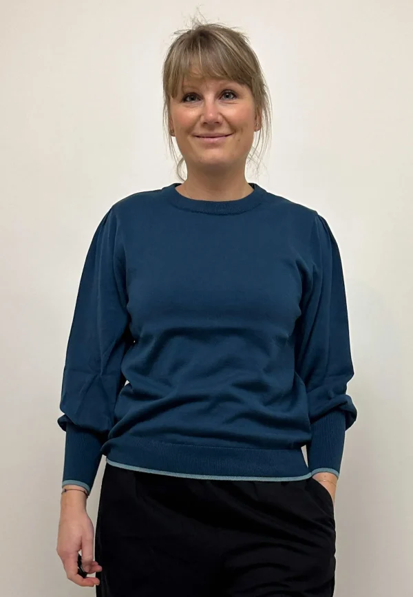 GROBUND Ingeborg strik bluse - den i petroleumsblå med kontrast kant